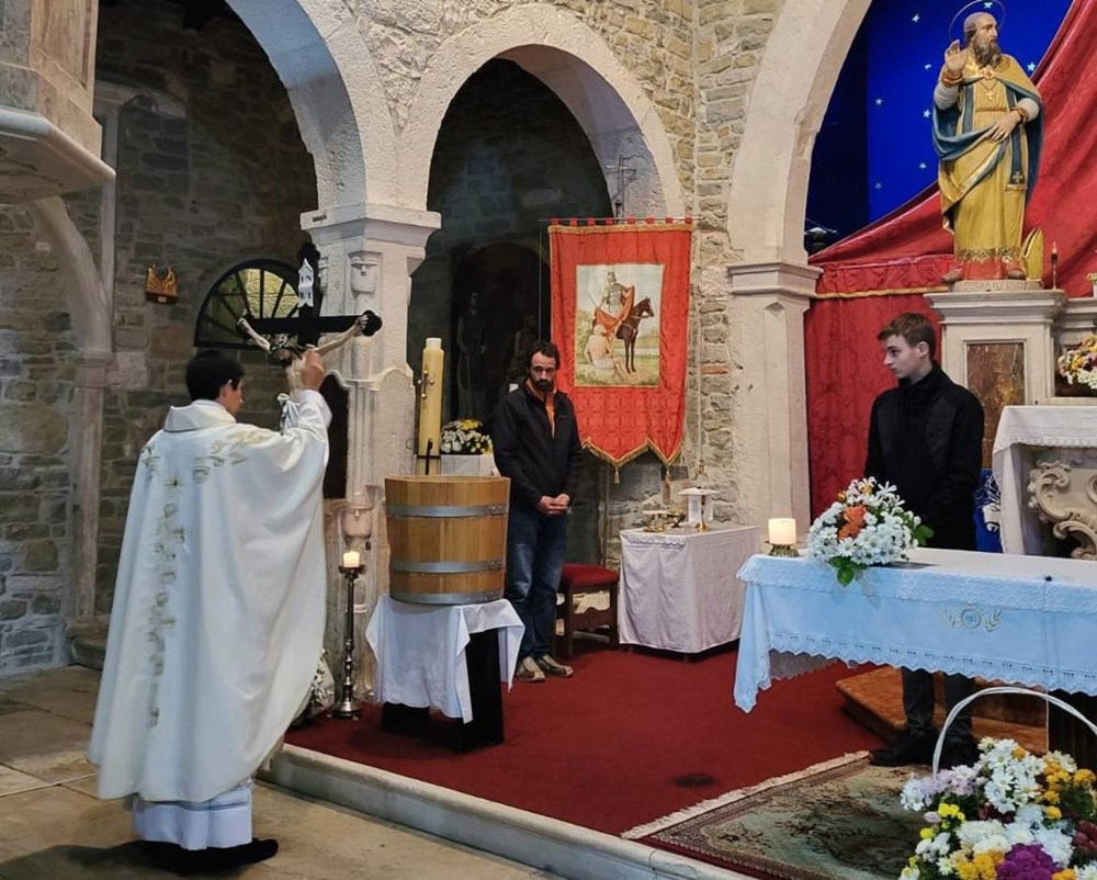 Krštenje vina u crkvi sv. Martina u Momjanu (Snimio Luka Jelavić)